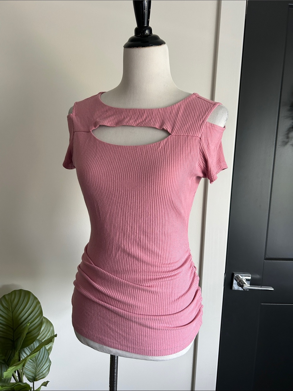 🍭Candies M dusty mauve 🌸 Cutout Ribbed sexy slimming Short Sleeve Top